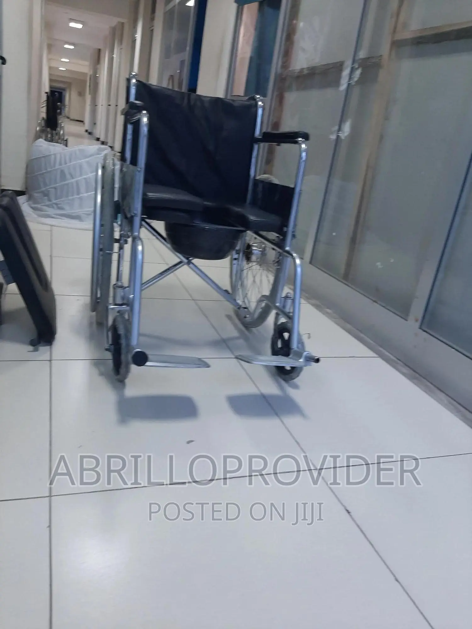 Slighlty_used_toilet_wheelchair_commode_wheelchair_150kg Lod