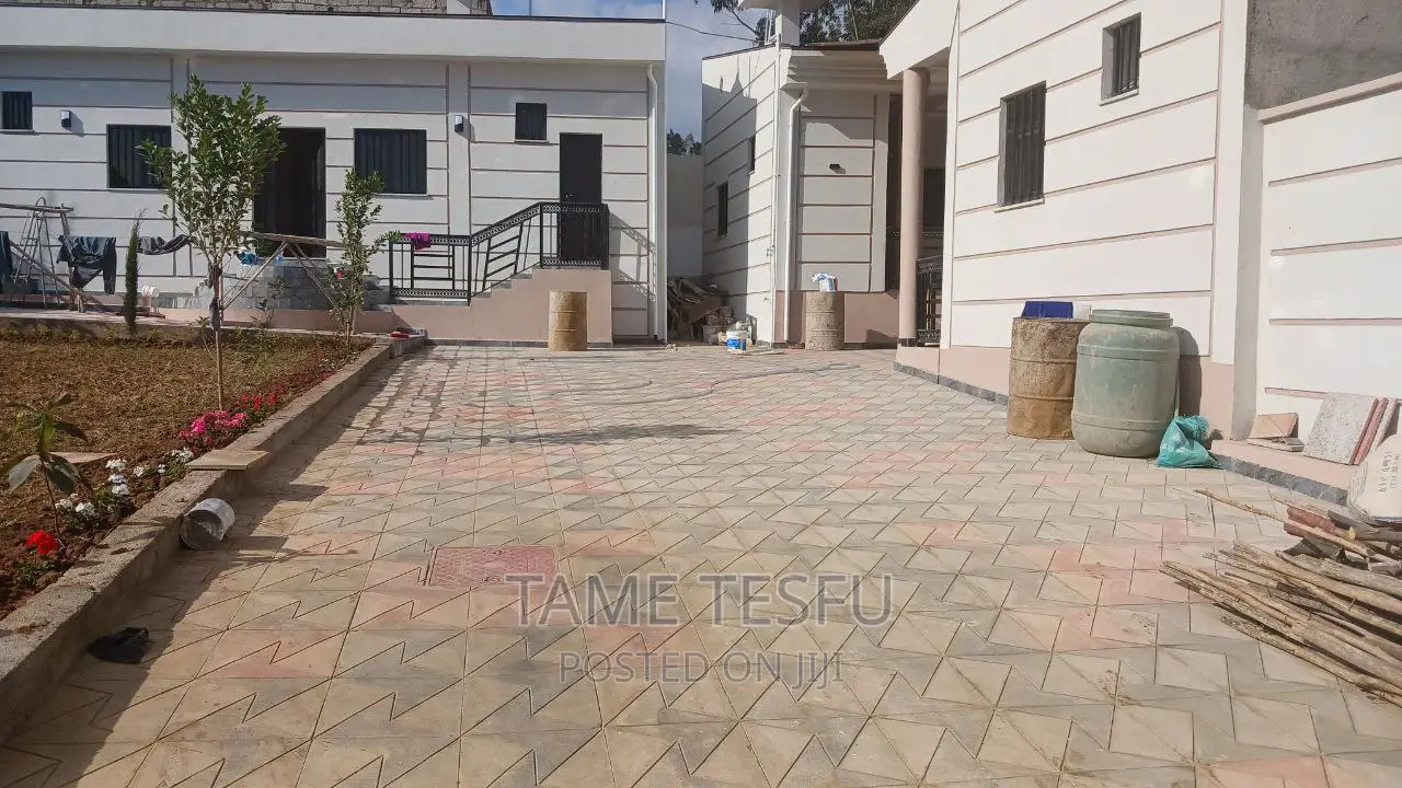 Furnished 4bdrm Villa in Meri, Yeka for sale