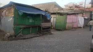 የሚሸጥ ቦታ ይርር አለማየሁ አካባቢ