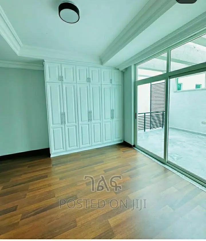 5bdrm House in የግል, Bole for sale