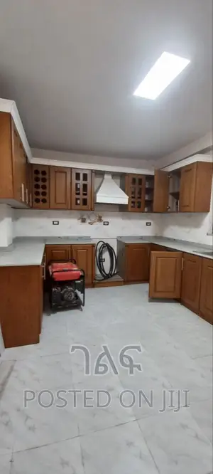 5bdrm House in የግል, Bole for sale