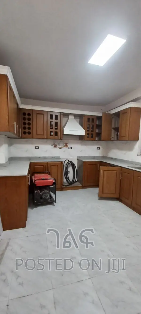 5bdrm House in የግል, Bole for sale