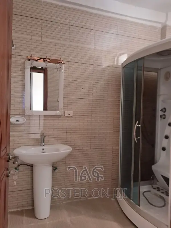 8bdrm House in የግል, Bole for sale