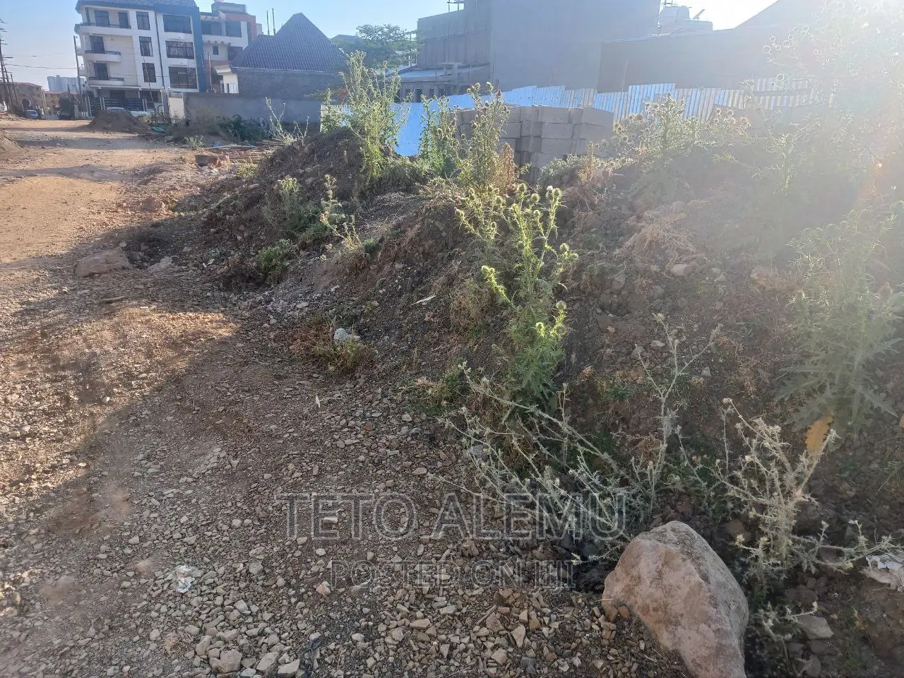 የሚሸጥ ሰርቪስ ያለው ቦታ አያት