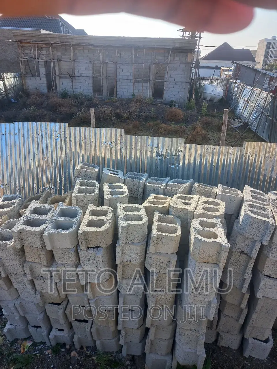 የሚሸጥ ሰርቪስ ያለው ቦታ አያት