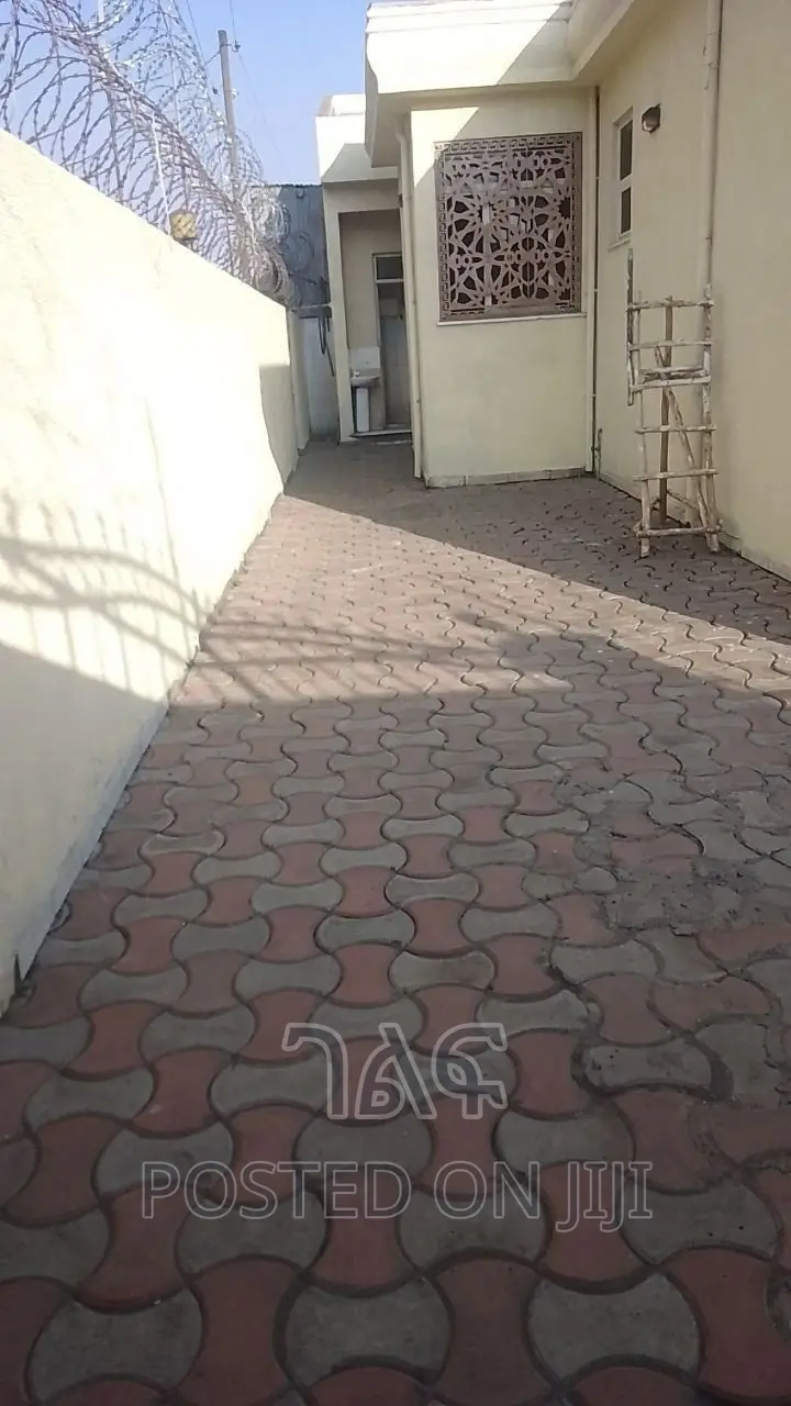 5bdrm House in የግል አያት አዲስ መንደር, Bole for sale