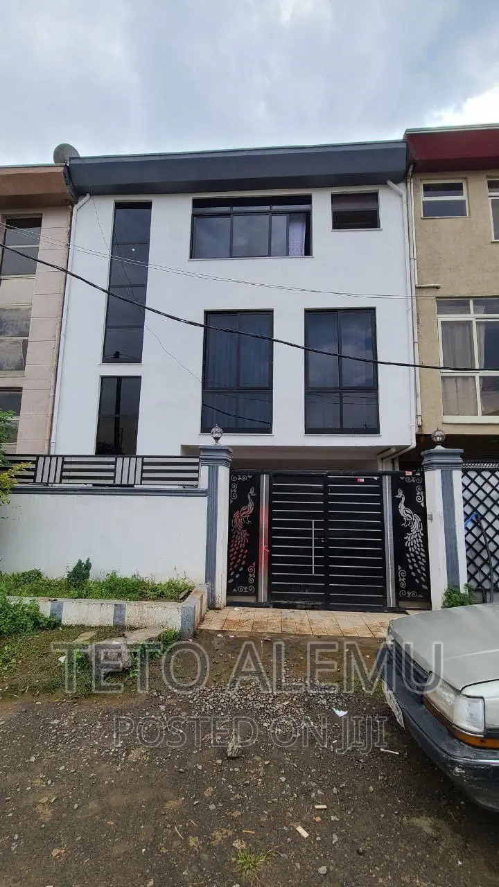 5bdrm House in የሚሸጥ ቦታ አለም ባንክ ቱሉ, Kolfe Keranio for sale