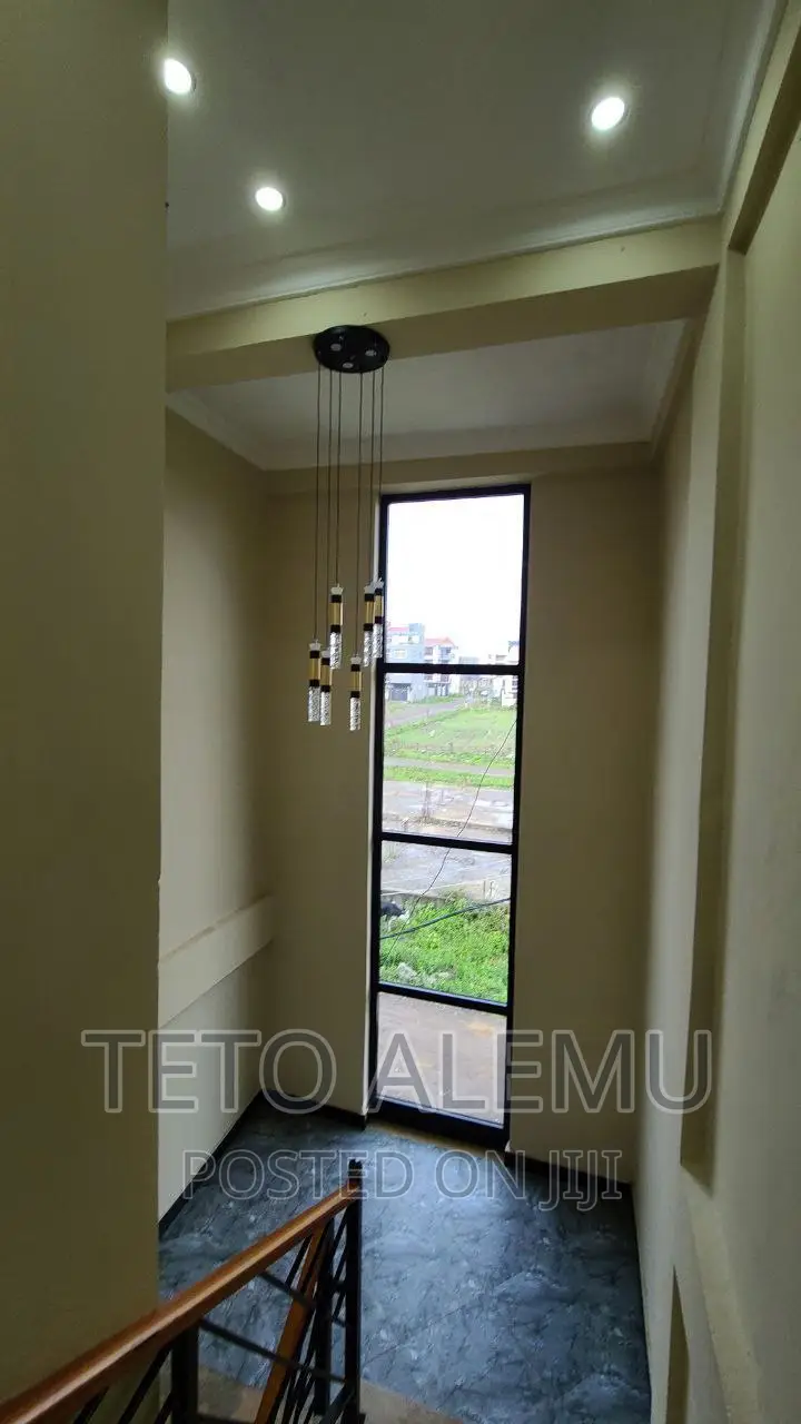 5bdrm House in የሚሸጥ ቦታ አለም ባንክ ቱሉ, Kolfe Keranio for sale