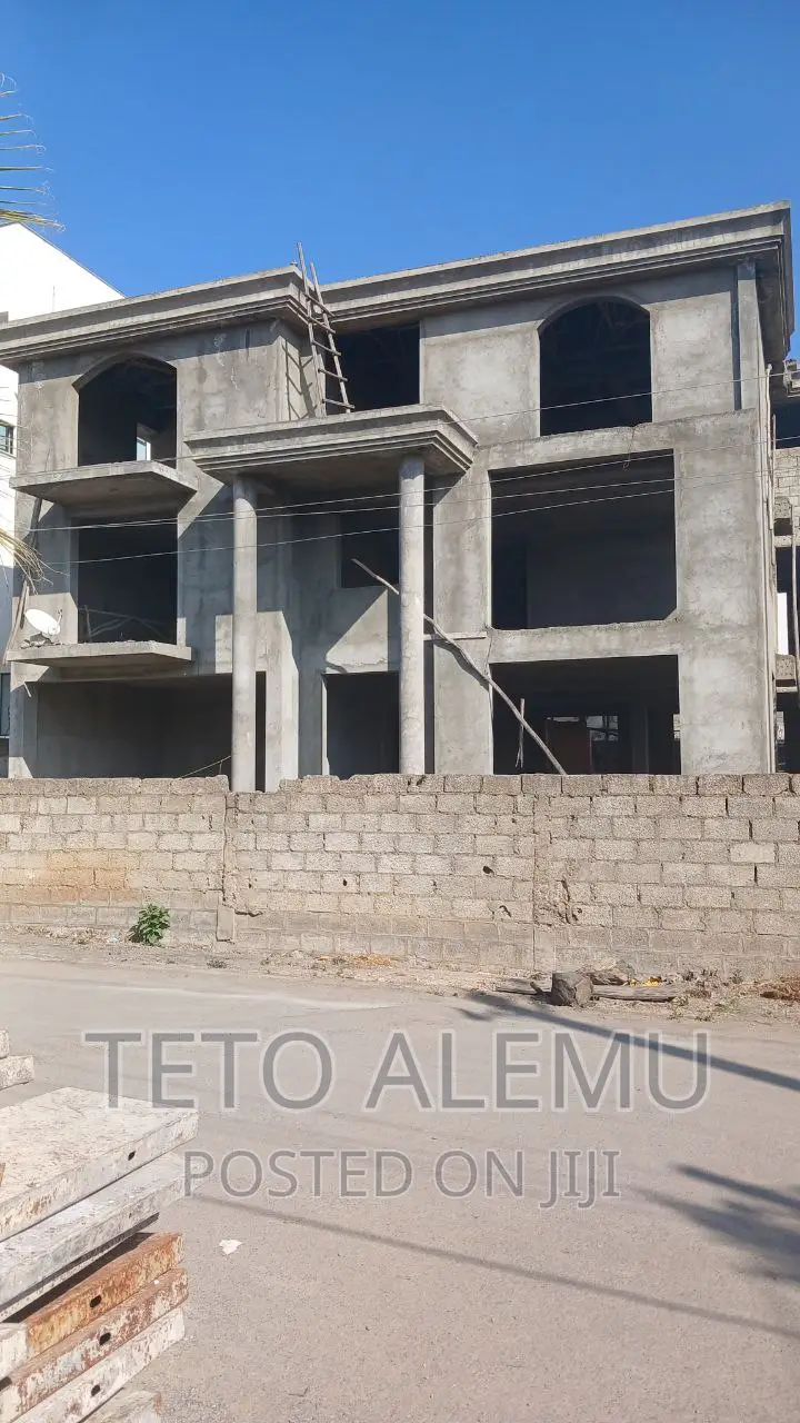 የሚሸጥ ፌኒሽግ የሚቀርው ቤት አያት ኮምፓውድ