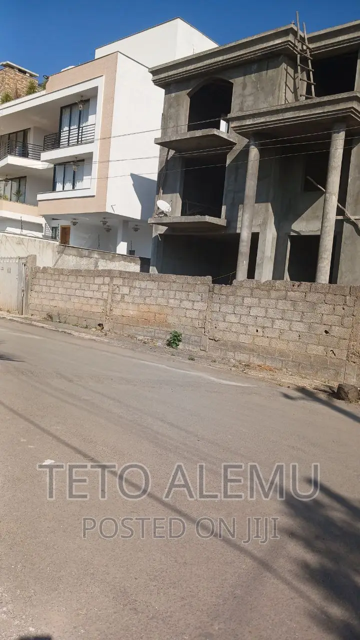 የሚሸጥ ፌኒሽግ የሚቀርው ቤት አያት ኮምፓውድ