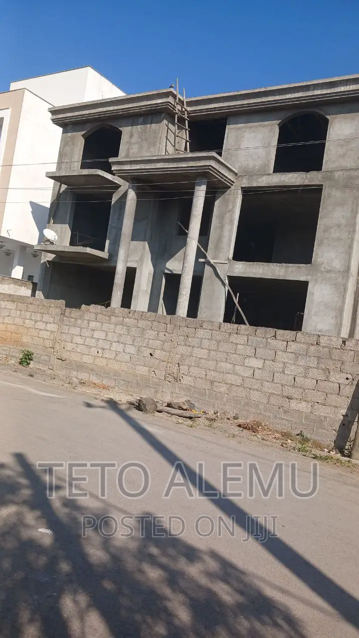 የሚሸጥ ፌኒሽግ የሚቀርው ቤት አያት ኮምፓውድ