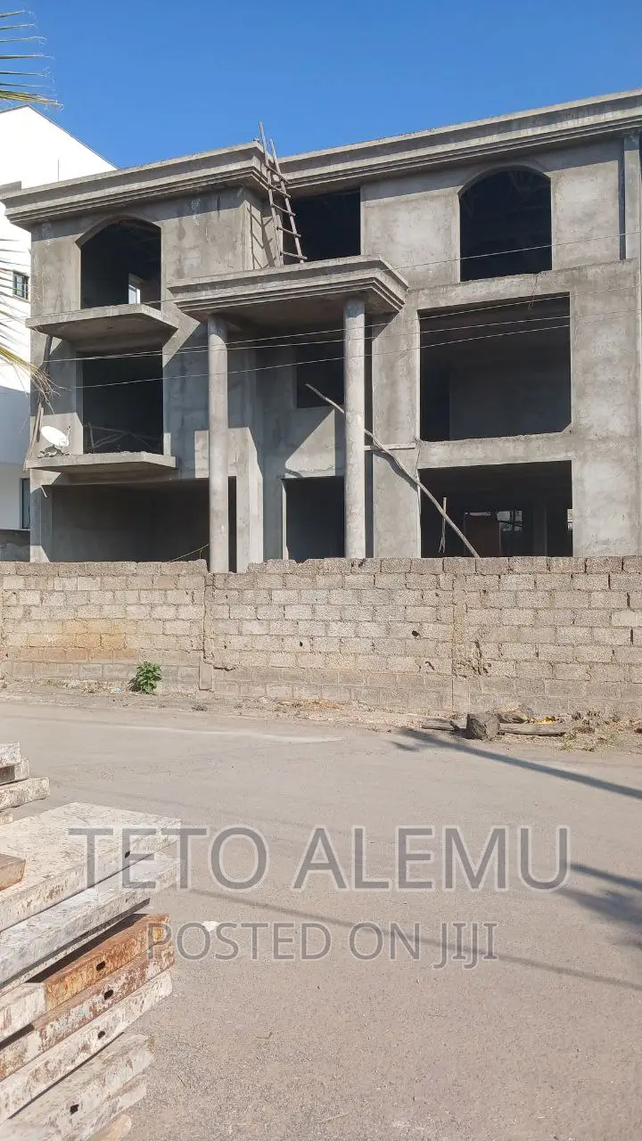 የሚሸጥ ፌኒሽግ የሚቀርው ቤት አያት ኮምፓውድ