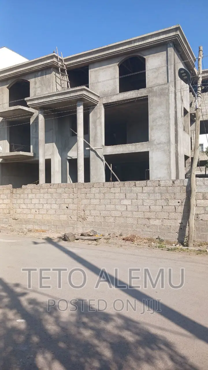 የሚሸጥ ፌኒሽግ የሚቀርው ቤት አያት ኮምፓውድ