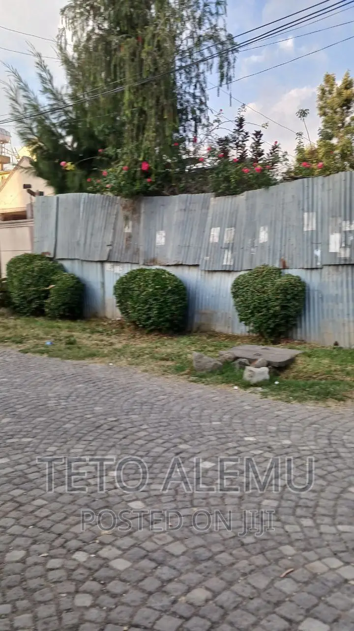 የሚሸጥ ቦታ አራራት ሆቴል አካባቢ