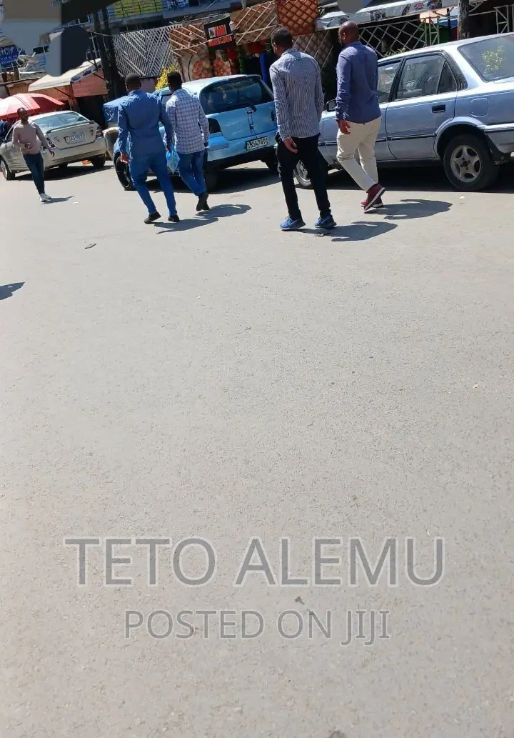 የሚሸጥ ቦታ መገናኛ ዋና አስፓልት