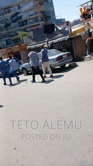 የሚሸጥ ቦታ መገናኛ ዋና አስፓልት