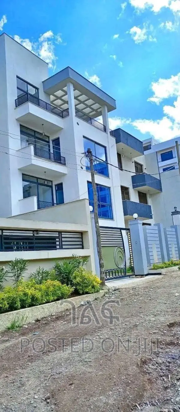 7bdrm House in የግል, Bole for sale