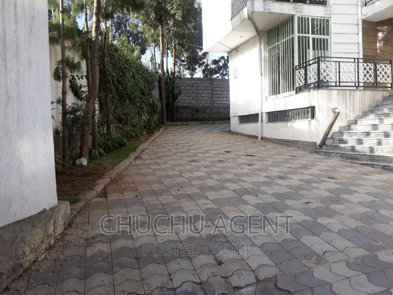 12bdrm Townhouse / Terrace in Bole for rent