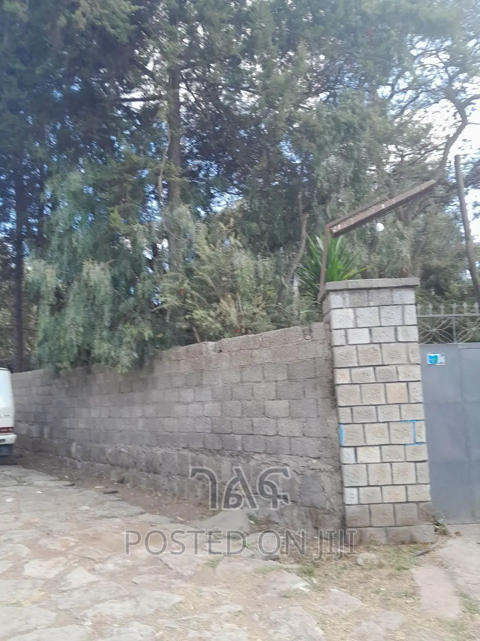 መገናኛ አካባቢ የሚሸጥ የድሮ ቤት ለአፓርትመንት የሚሆ ቆንጆ ቦታ ከአሰፓልት ግልባጭ