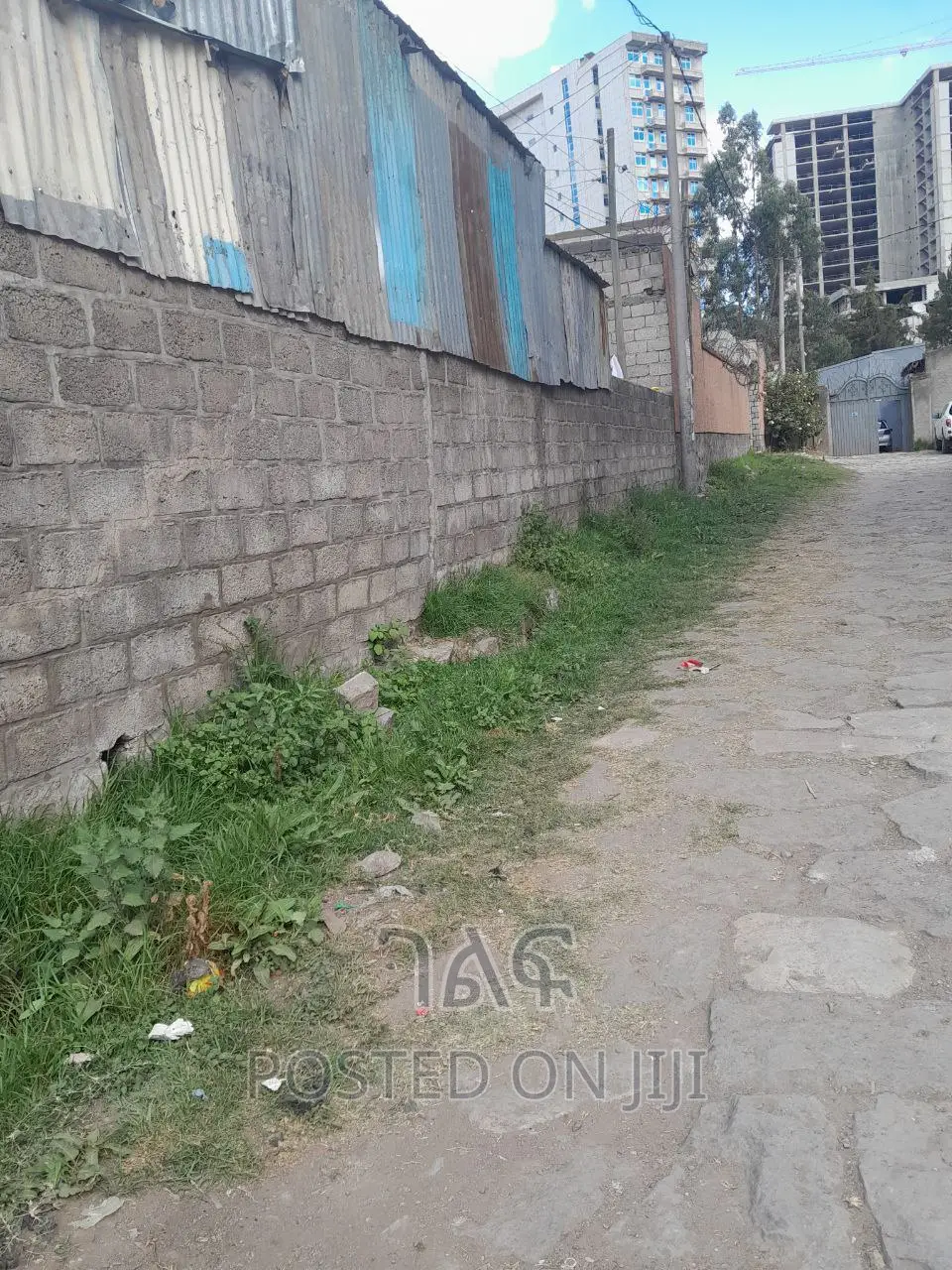 መገናኛ አካባቢ የሚሸጥ የድሮ ቤት ለአፓርትመንት የሚሆ ቆንጆ ቦታ ከአሰፓልት ግልባጭ