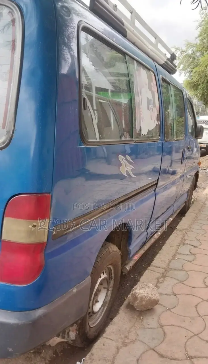Toyota HiAce 2000 Blue