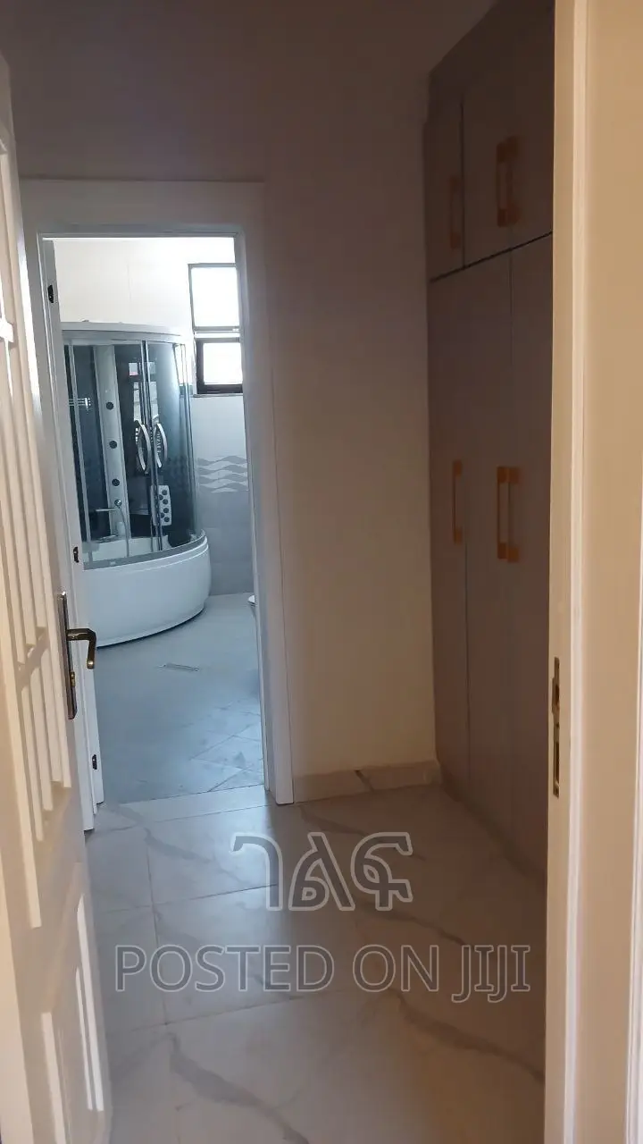 5bdrm House in የግል, Bole for sale