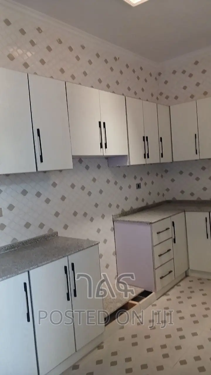 5bdrm House in የግል, Bole for sale