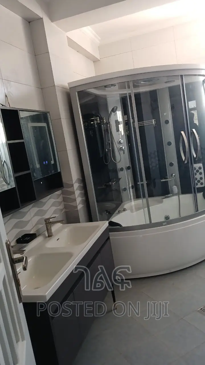 5bdrm House in የግል, Bole for sale