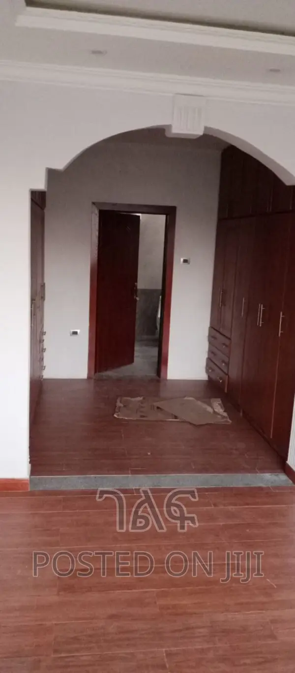 5bdrm House in የግል, Bole for sale