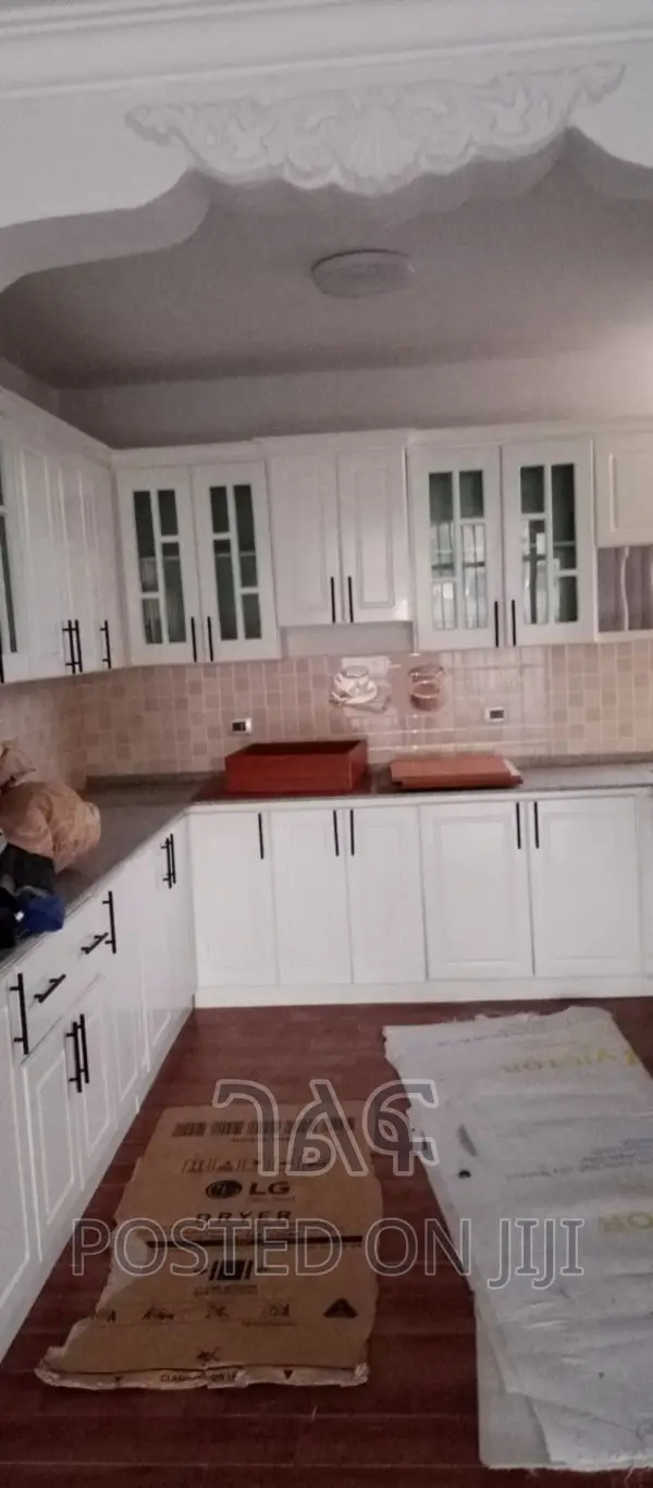 5bdrm House in የግል, Bole for sale