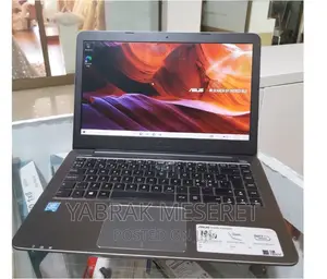 Photo - Laptop Asus 4GB Intel Xeon SSD 128GB