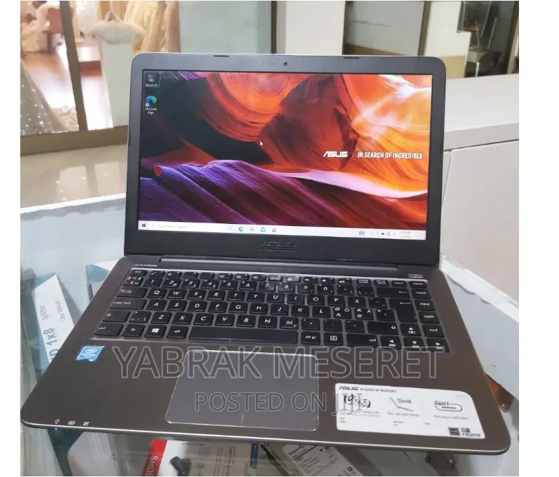 Laptop Asus 4GB Intel Xeon SSD 128GB
