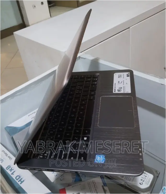 Laptop Asus 4GB Intel Xeon SSD 128GB