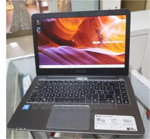 Laptop Asus 4GB Intel Xeon SSD 128GB