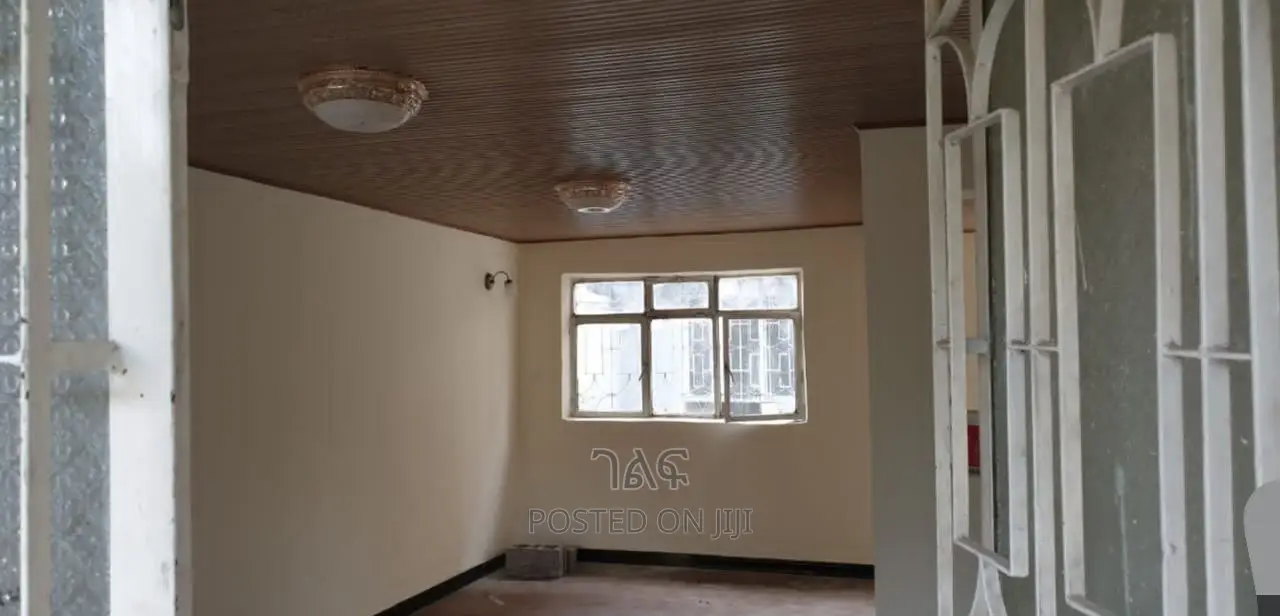 ፈራሽ ቤት ያለው ቦታ