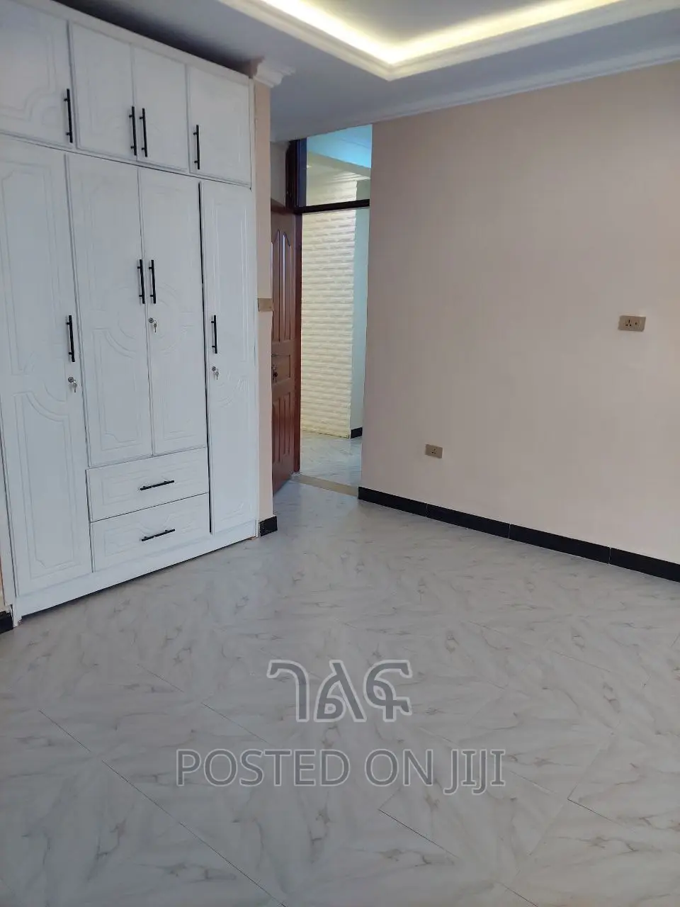 3bdrm Apartment in ቅንጡ 40/60 ሁሉንም ነገር, Bole for sale