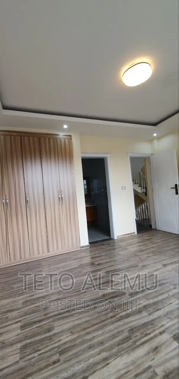 7bdrm House in የሚሸጥ ቤት እግዚአብሔር አብ, Bole for sale