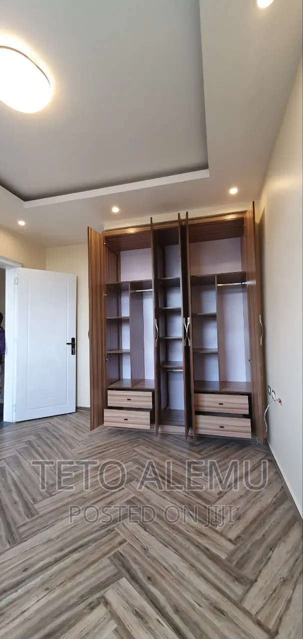 7bdrm House in የሚሸጥ ቤት እግዚአብሔር አብ, Bole for sale