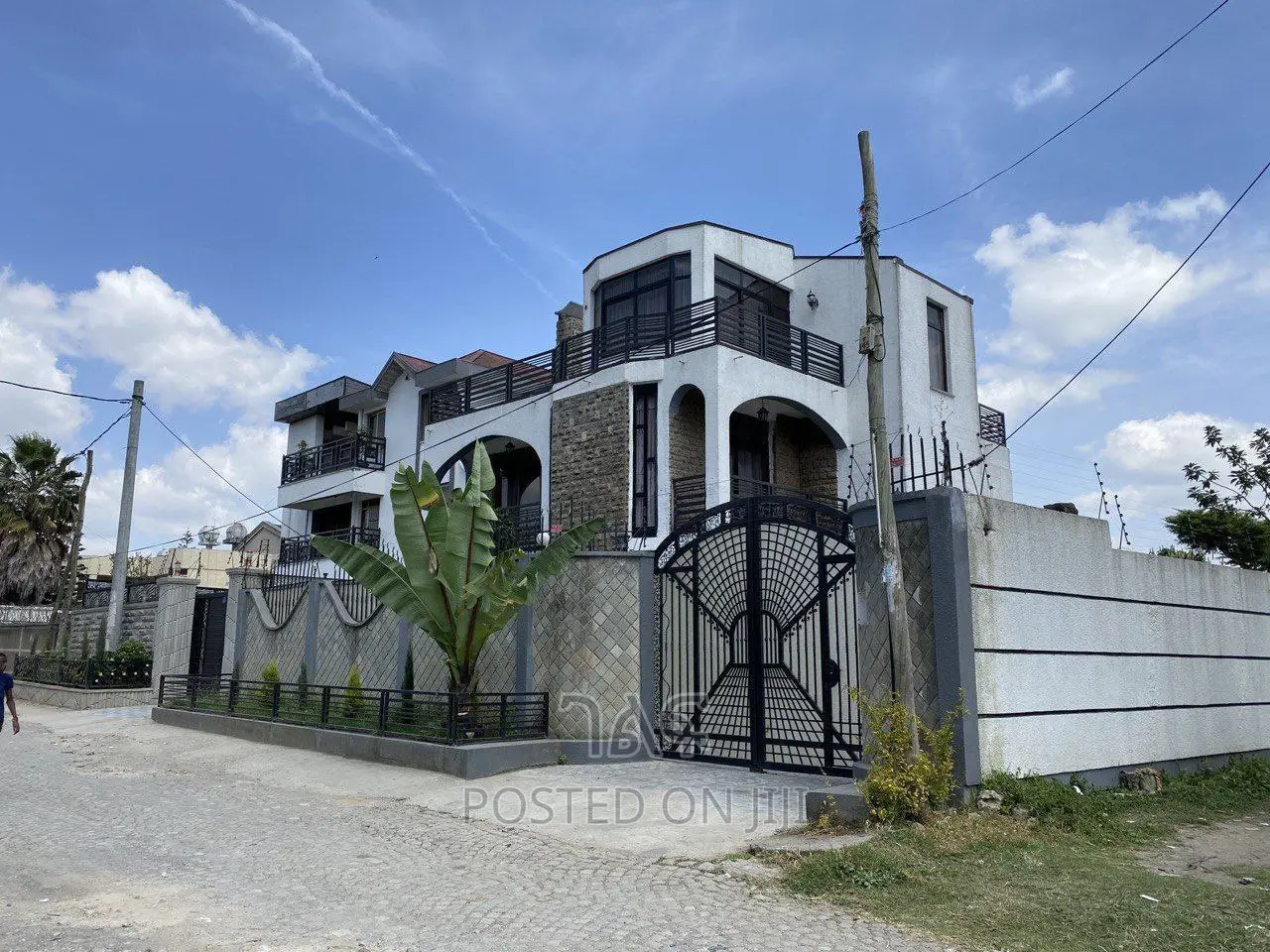 7bdrm House in ቅንጡ መኖሪያ ቤት አምቼ መገናኛ, Bole for sale