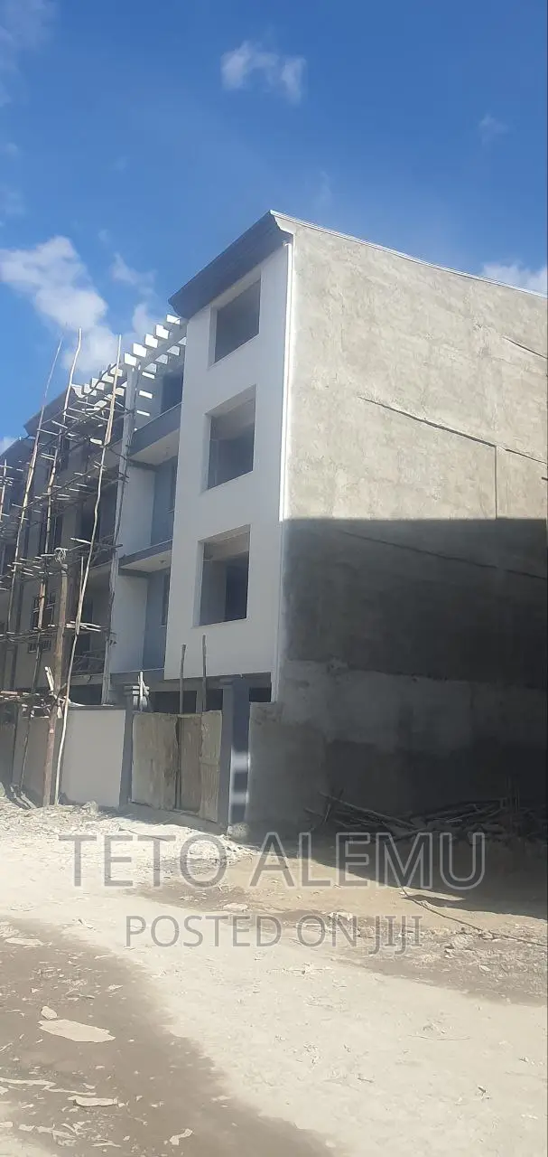 የሚሸጥ የውስጥ ፌኒሽግ የቀርው ቤት ሰሚት ሰባ ሁለት