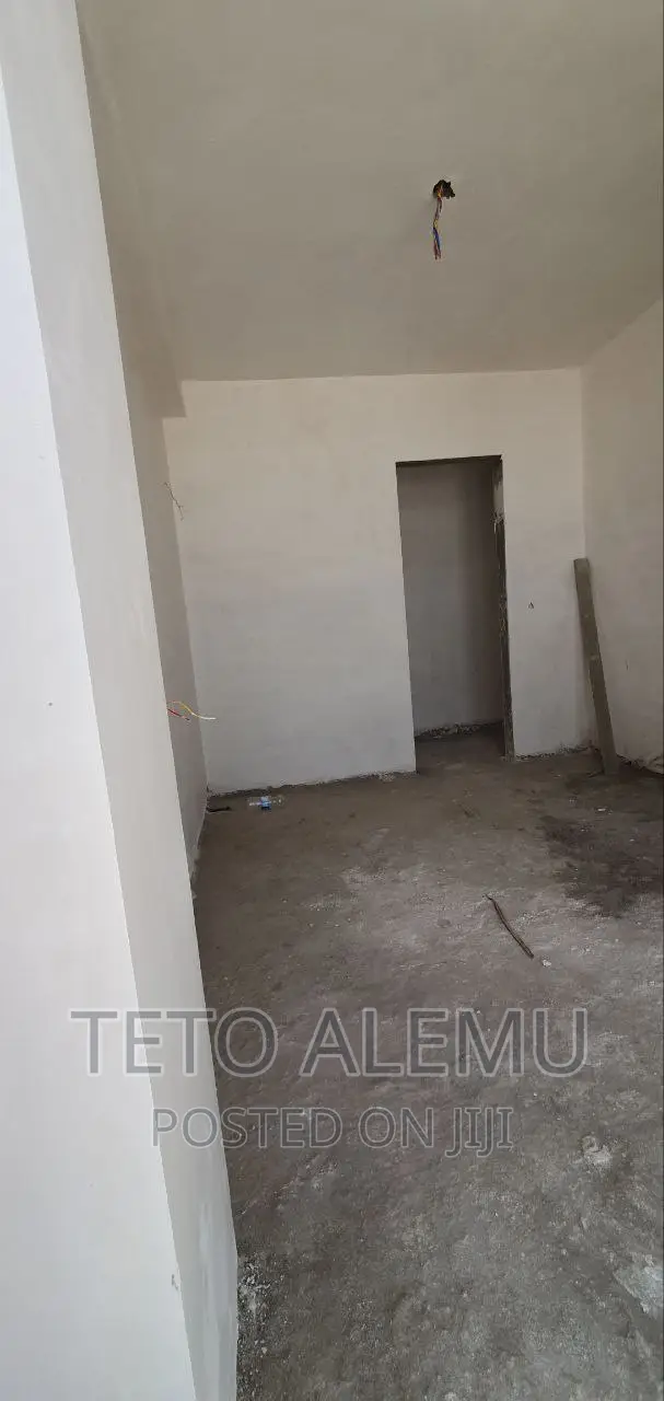 የሚሸጥ የውስጥ ፌኒሽግ የቀርው ቤት ሰሚት ሰባ ሁለት