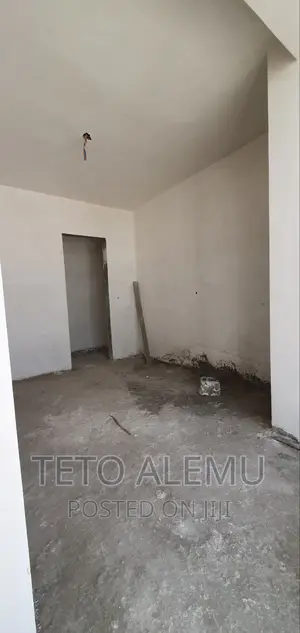 የሚሸጥ የውስጥ ፌኒሽግ የቀርው ቤት ሰሚት ሰባ ሁለት