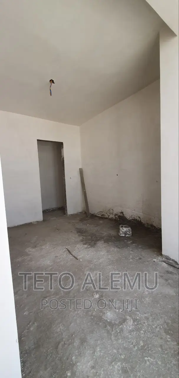 የሚሸጥ የውስጥ ፌኒሽግ የቀርው ቤት ሰሚት ሰባ ሁለት