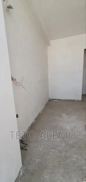 የሚሸጥ የውስጥ ፌኒሽግ የቀርው ቤት ሰሚት ሰባ ሁለት