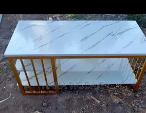 Photo - በብረት የተሰሩ የመሀል ጠረንጴዛ