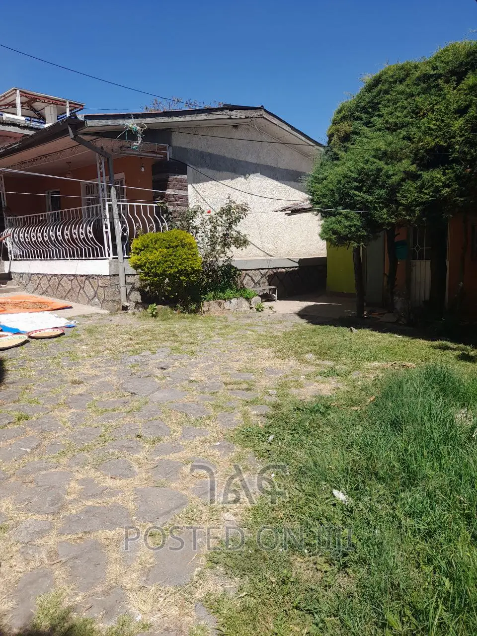 4bdrm House in የግል Old Villa መገናኛ, Bole for sale