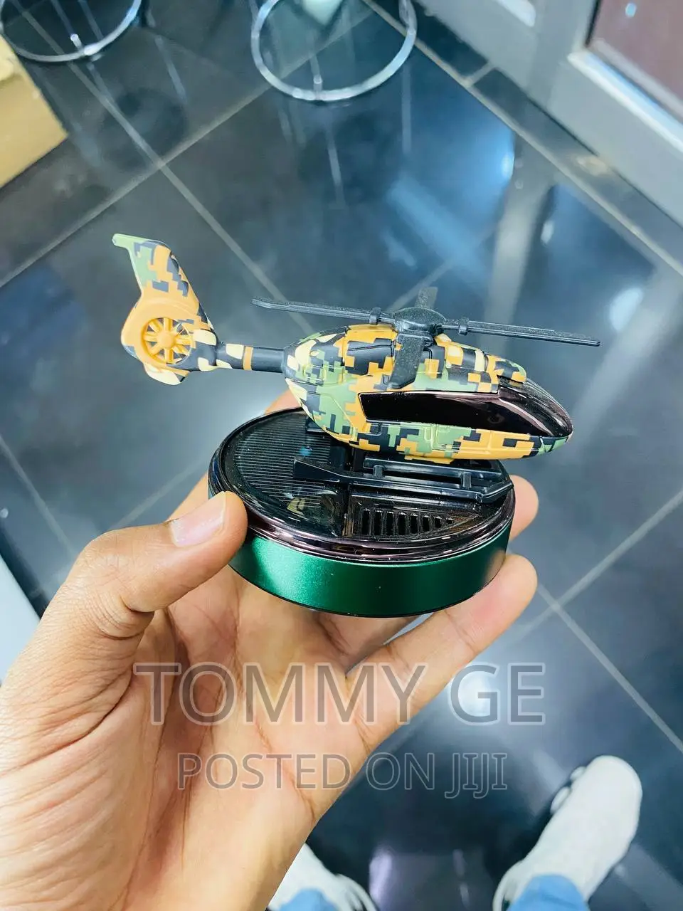 በ Solar የሚሰራ የመኪና Fragrances ፀሀይ ሲነካው በራሱ ሚሽከረከር በ ፀሀይ