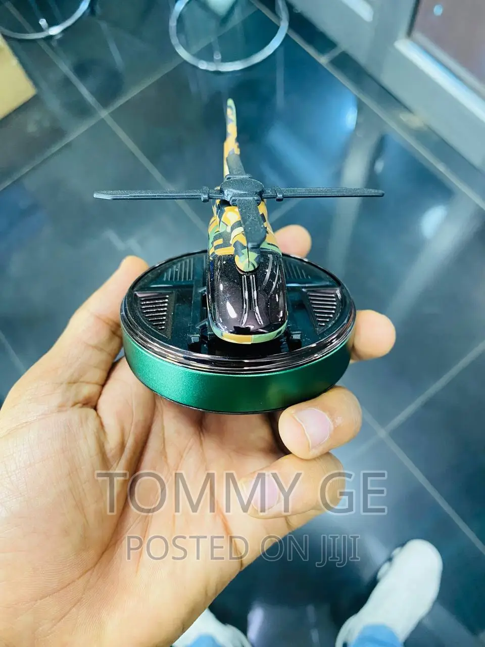 በ Solar የሚሰራ የመኪና Fragrances ፀሀይ ሲነካው በራሱ ሚሽከረከር በ ፀሀይ