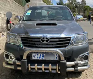 Photo - Toyota Hilux 2013 Silver