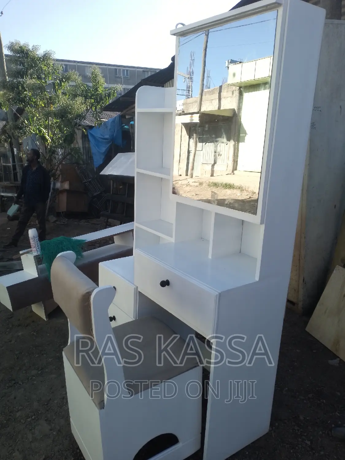 1 M ድሬሲንግ ከነ ወንበሩ